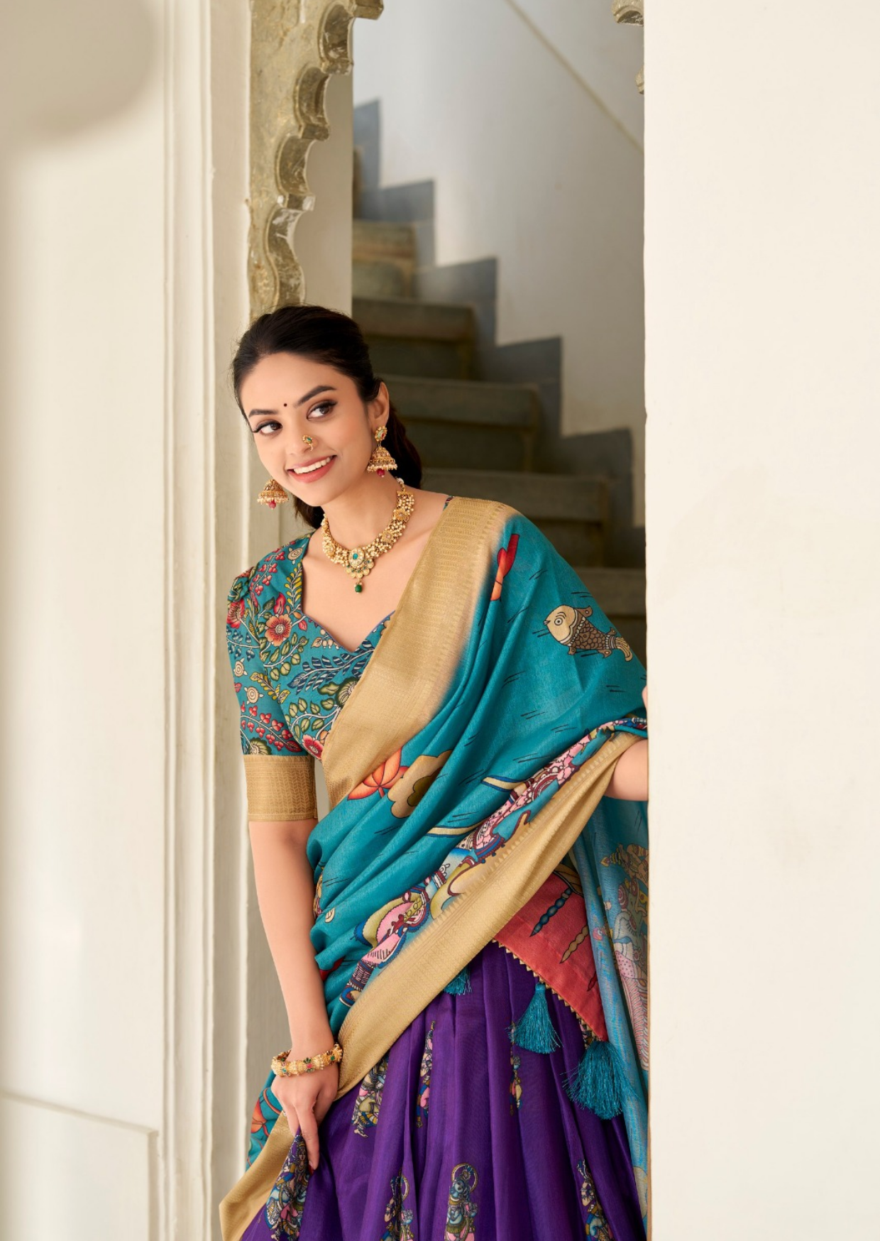 ज़री बुनाई के साथ रॉयल कलमकारी डोला सिल्क लहंगा सेट