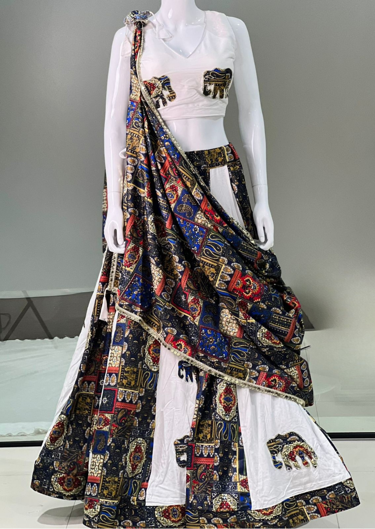 रॉयल कॉन्ट्रास्ट एलिफेंट एप्लिक प्योर रेयॉन लहंगा सेट