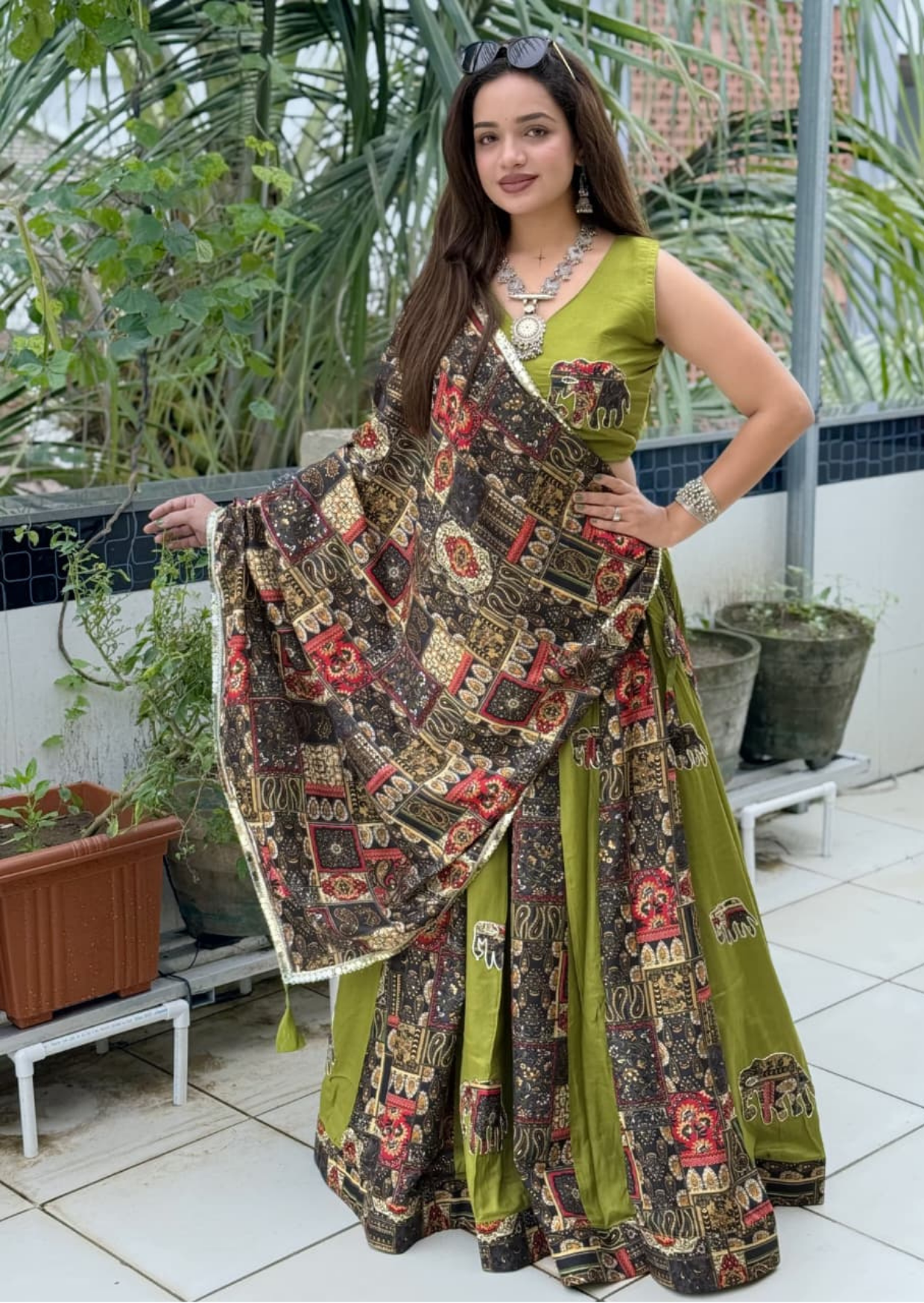 एप्लिक वर्क के साथ रीगल एंटीक प्रिंट प्योर रेयॉन लहंगा सेट