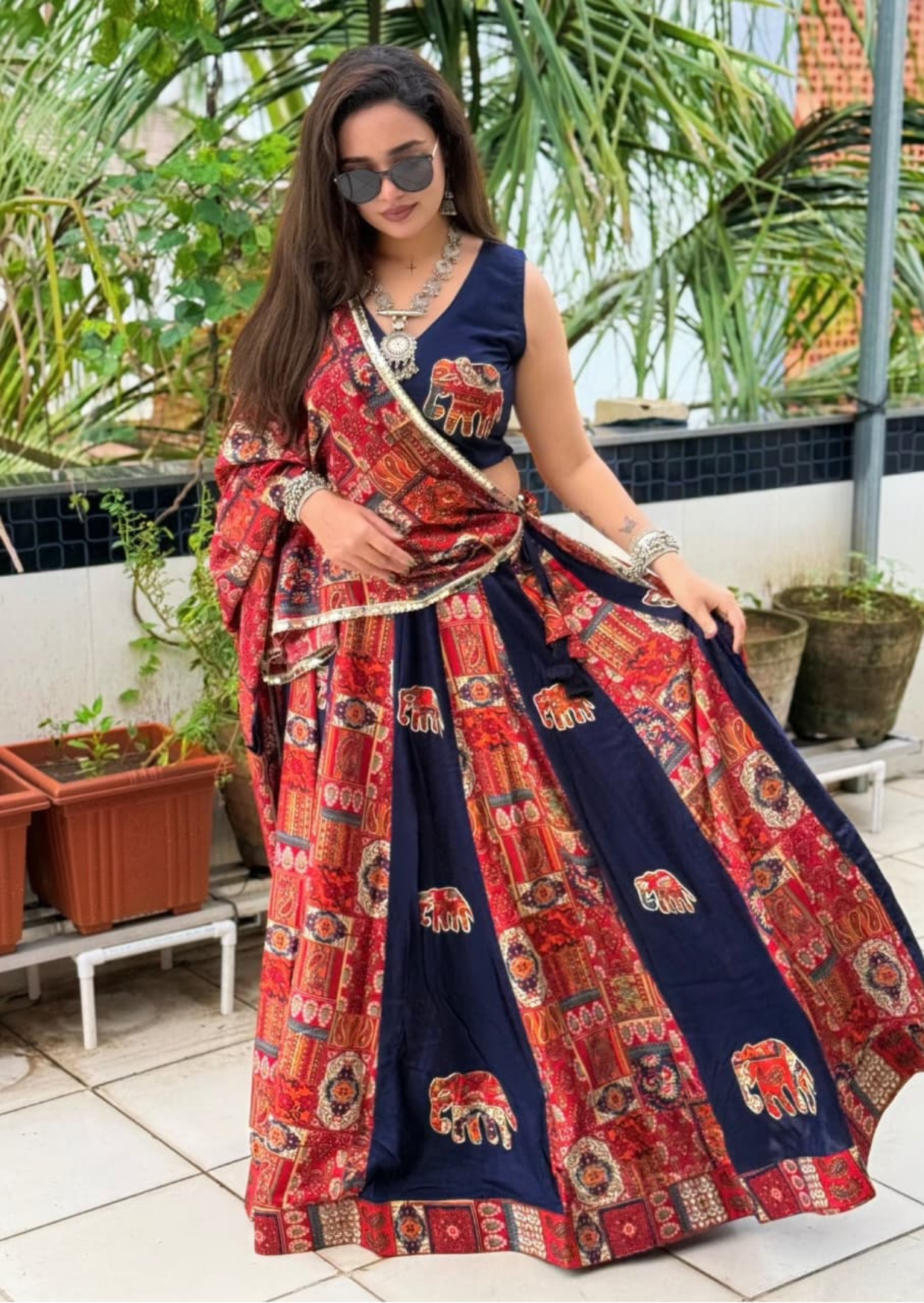 गहरे नीले रंग का हाथी की आकृति वाला एप्लिक वर्क वाला प्योर रेयॉन लहंगा सेट