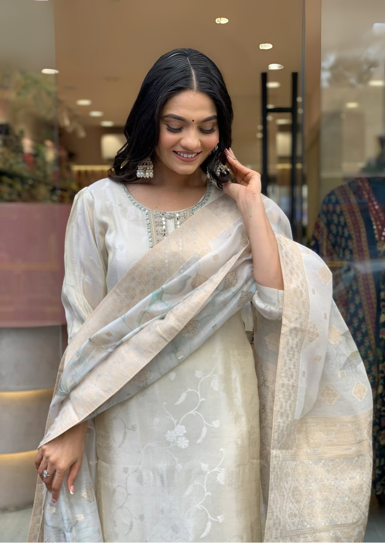 ज़री दुपट्टे के साथ लक्ज़री रशियन सिल्क जैक्वार्ड सूट सेट