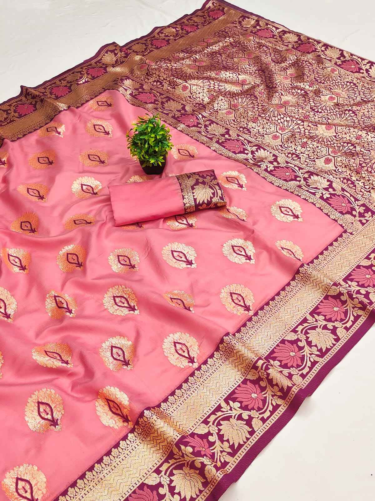 rajeshwari gulnaar banarasi silk saree - yooneck