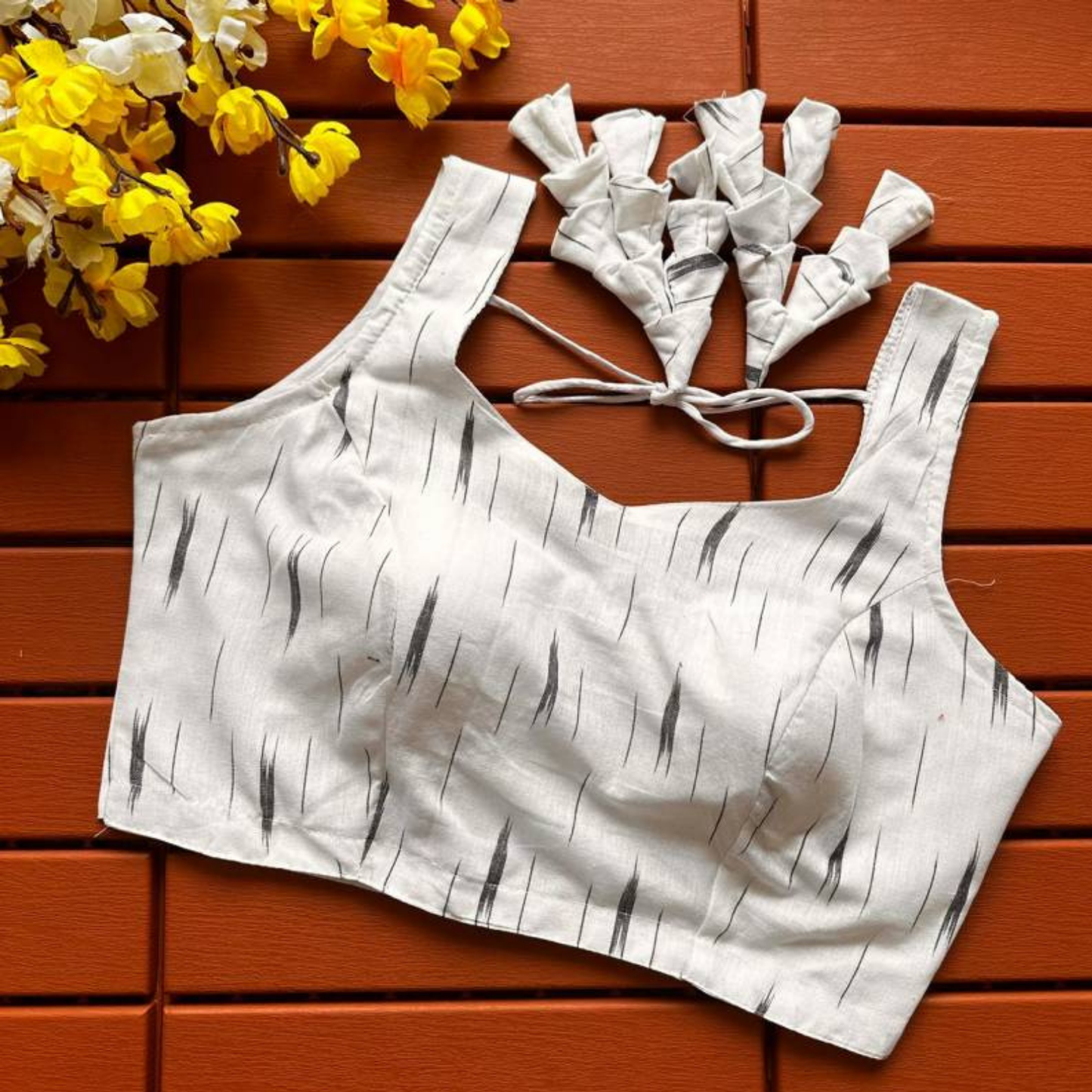 ईशानी आइवरी इकत कॉटन ब्लाउज