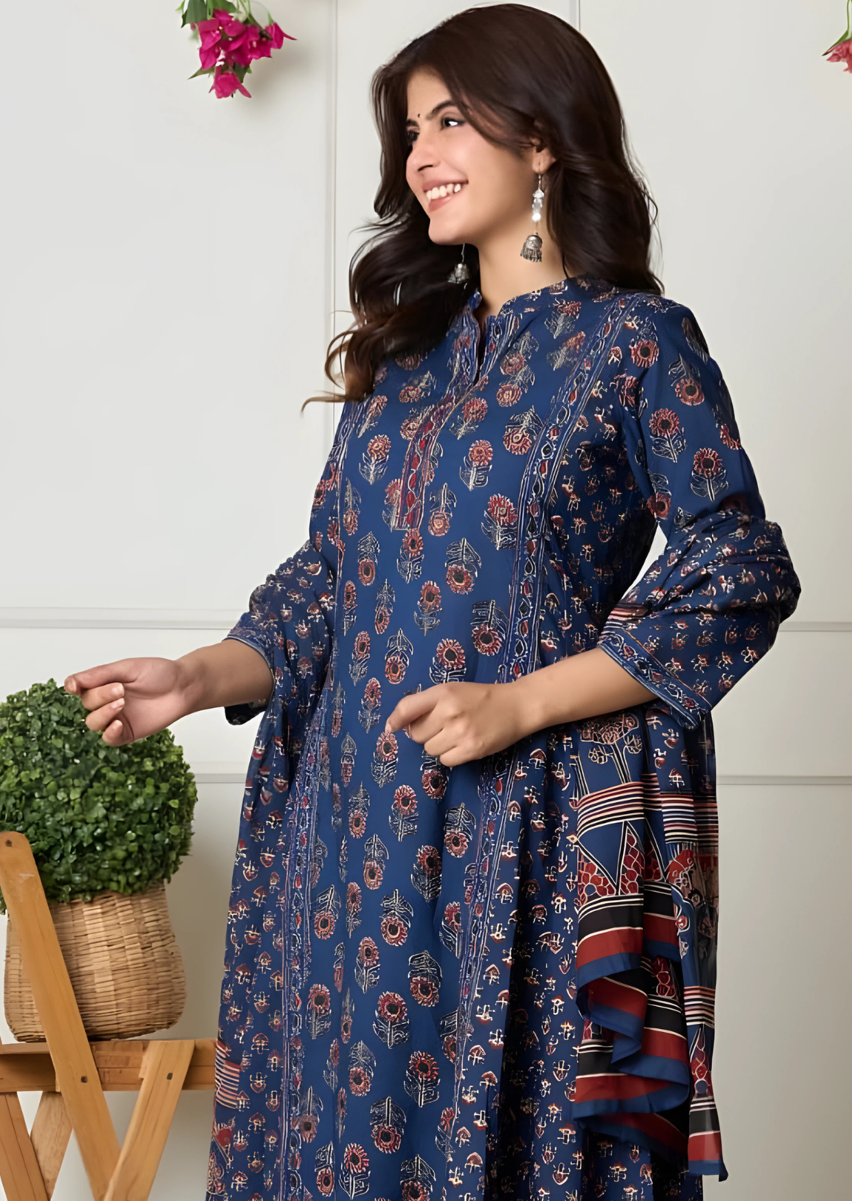 इंडिगो एथनिक फ्लेयर प्रिंटेड कॉटन सूट सेट