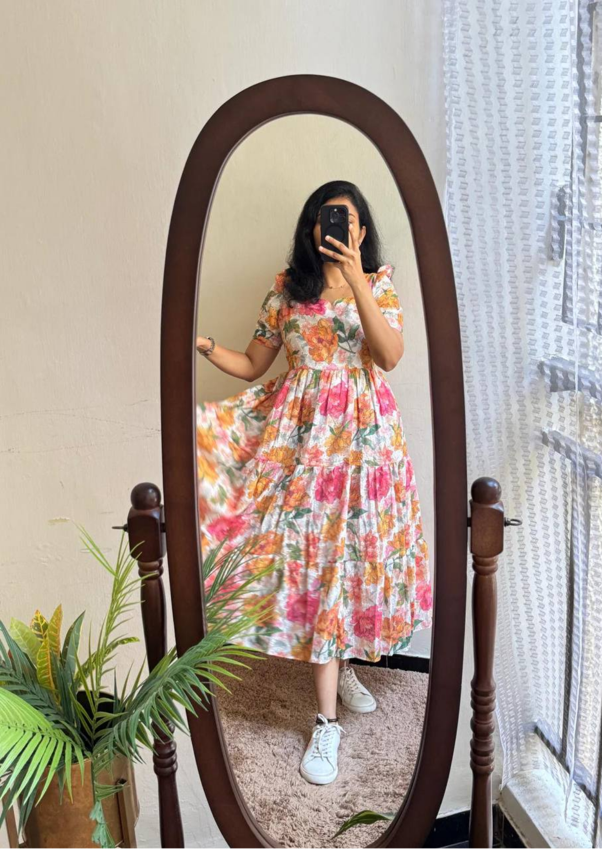 सुरुचिपूर्ण टेक्सचर्ड फ्लोरल फुटबॉल फैब्रिक मिडी ड्रेस