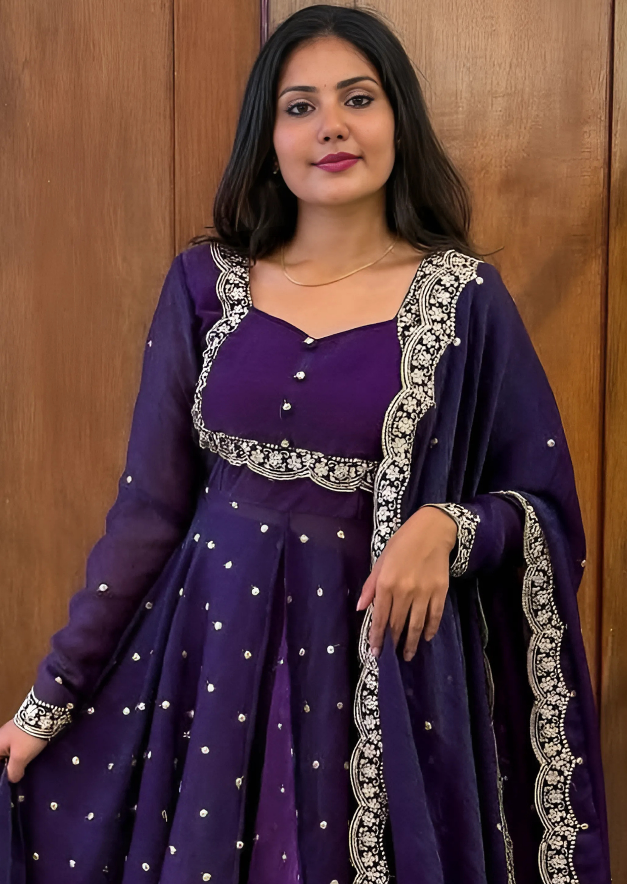रॉयल पर्पल सिल्क एम्ब्रॉयडरी वाला केप अनारकली सूट सेट