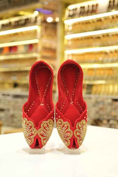 laal shehzaadi bridal embroidered jutti - yooneck