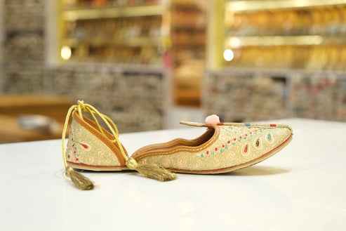 rajkumari tassel tie bridal jutti - yooneck
