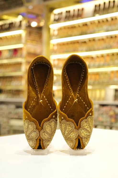 zard shehzaadi velvet embroidered jutti - yooneck