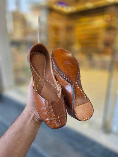 aaryan classic brown leather jutti - yooneck