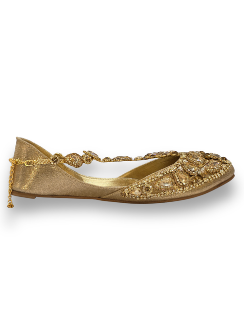 gold embellished bridal punjabi jutti