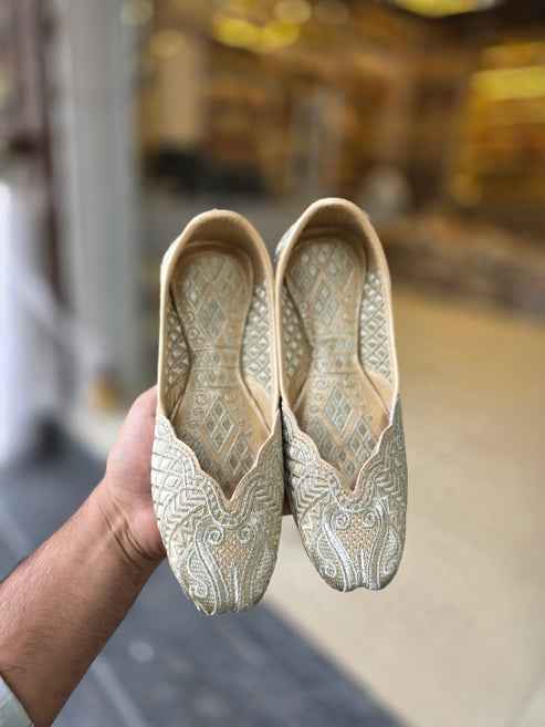 aabroo sage zari embroidered jutti - yooneck