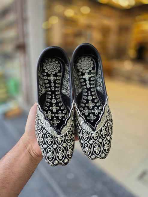noorika noir silver embroidered jutti - yooneck