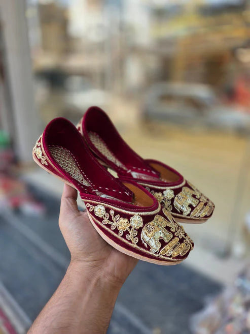 rajsi noir elephant embroidered jutti