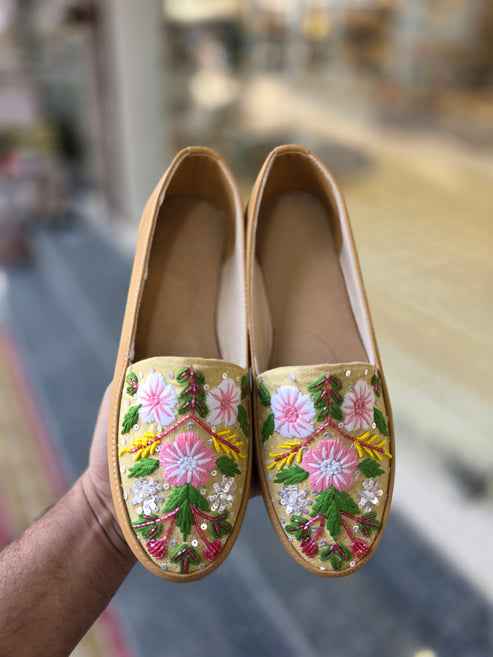 gulnaar tan floral embroidered sneakers - yooneck