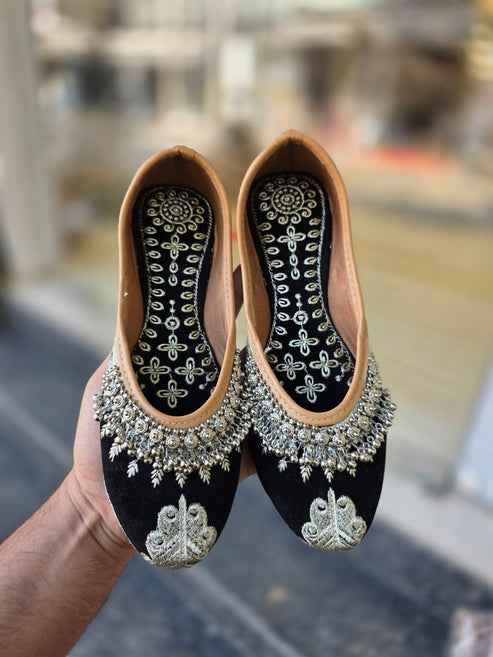 meher noir velvet embellished jutti - yooneck