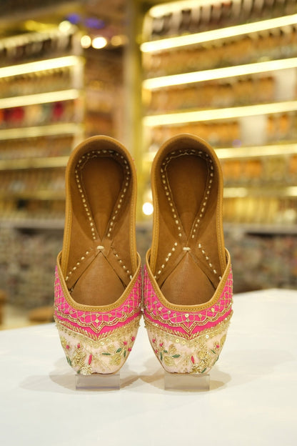 गुलनार रानी उत्सव जूती