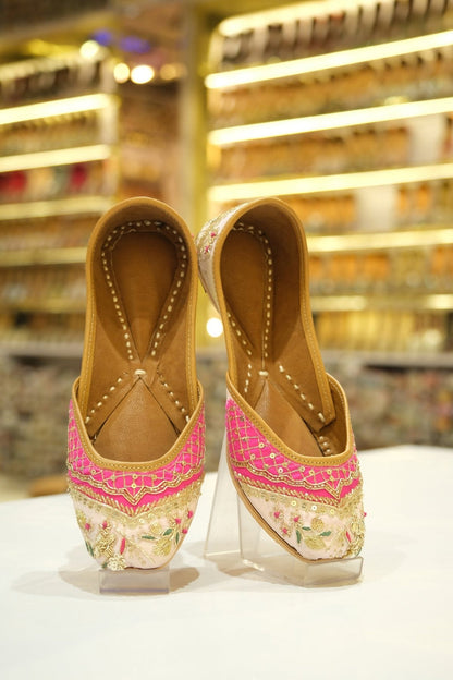 गुलनार रानी उत्सव जूती