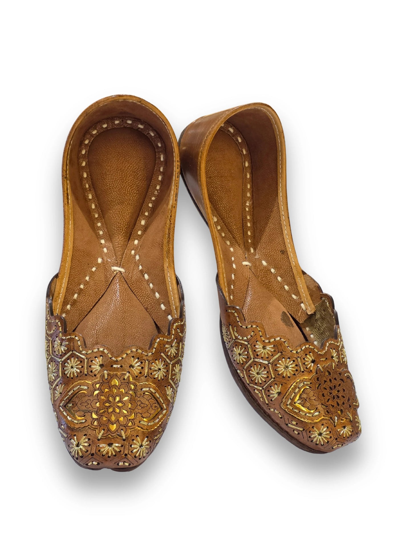 aranya hand carved leather jutti - yooneck