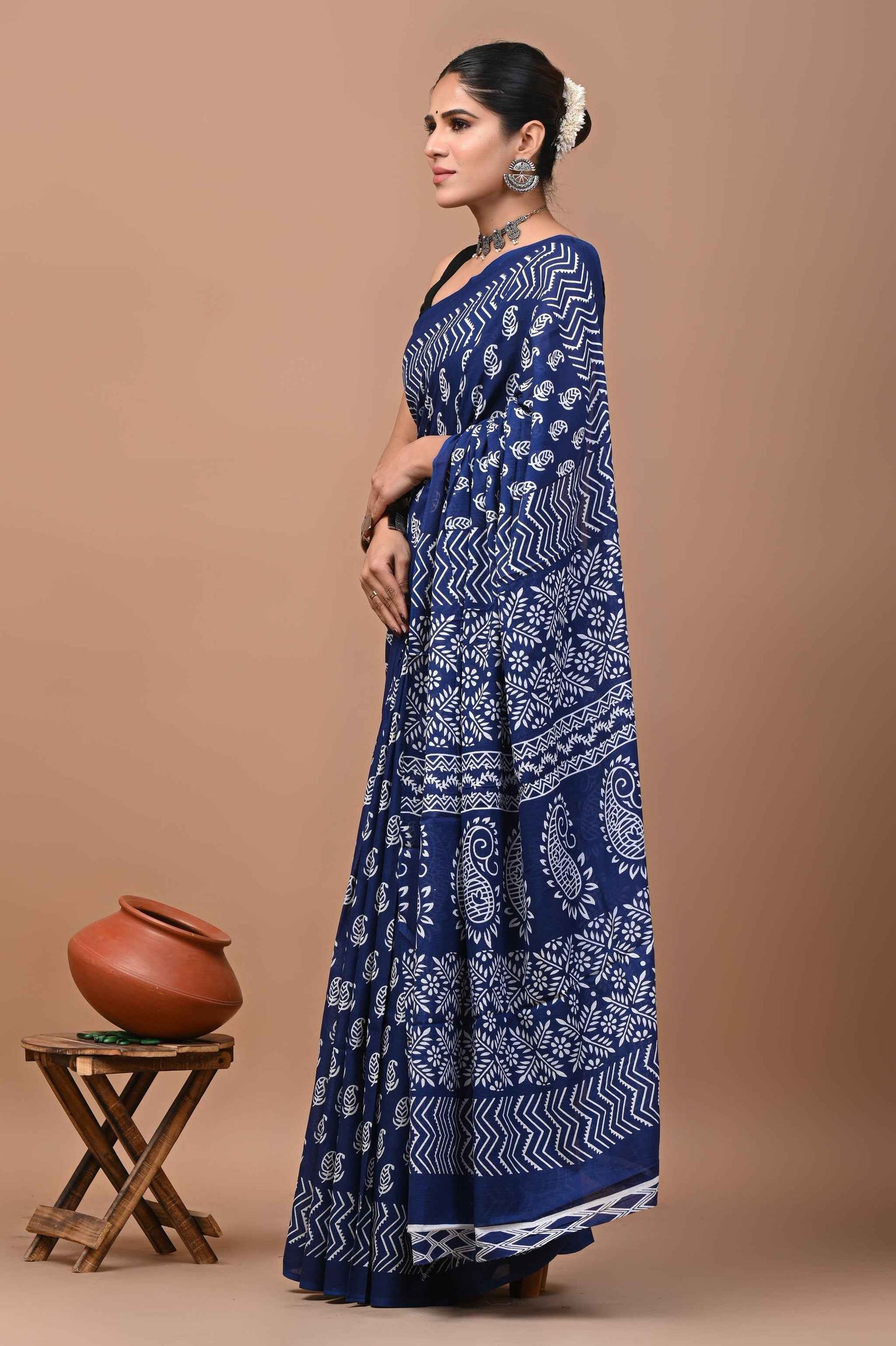 indigo rhythm block story in mulmul saree - yooneck