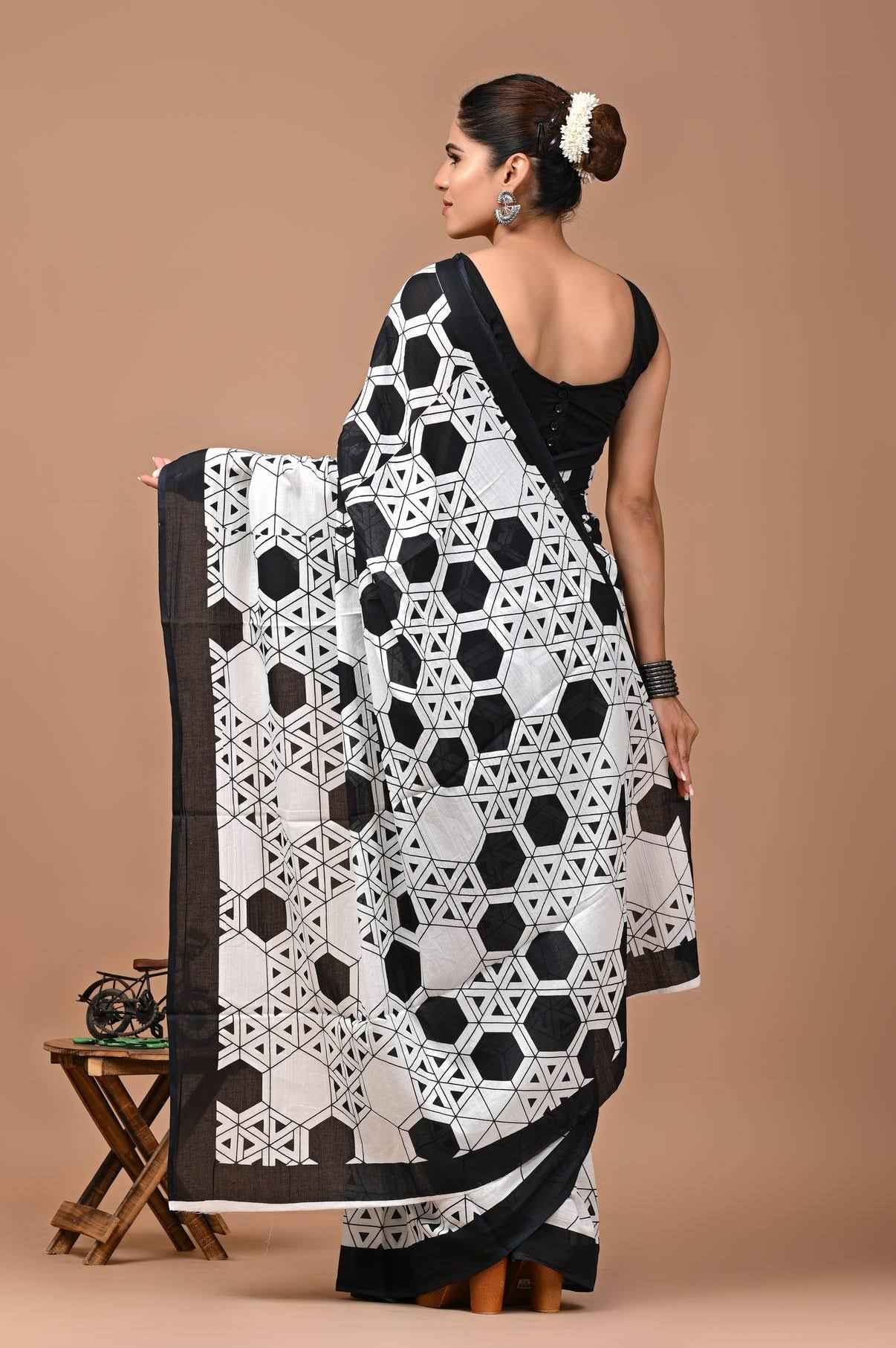 noir maze geometric mulmul cotton saree - yooneck