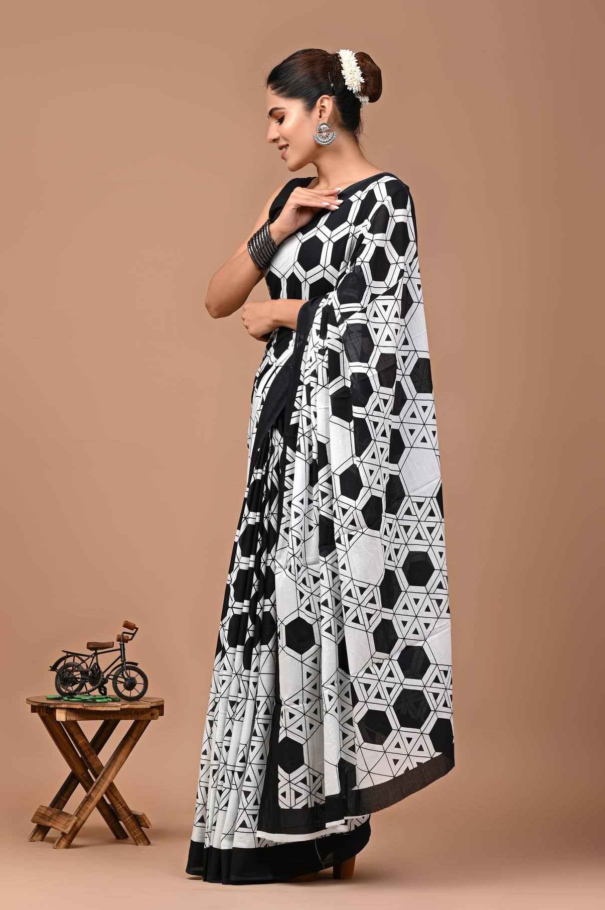 Noir Maze Geometric Mulmul Cotton Saree - Yooneck