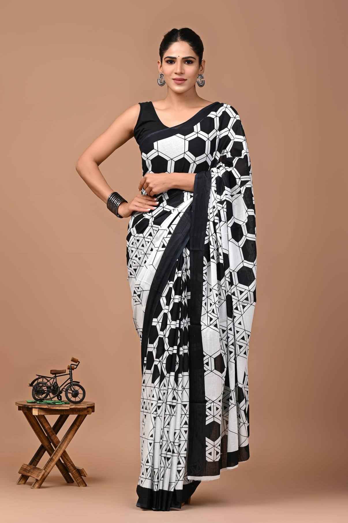 Noir Maze Geometric Mulmul Cotton Saree - Yooneck