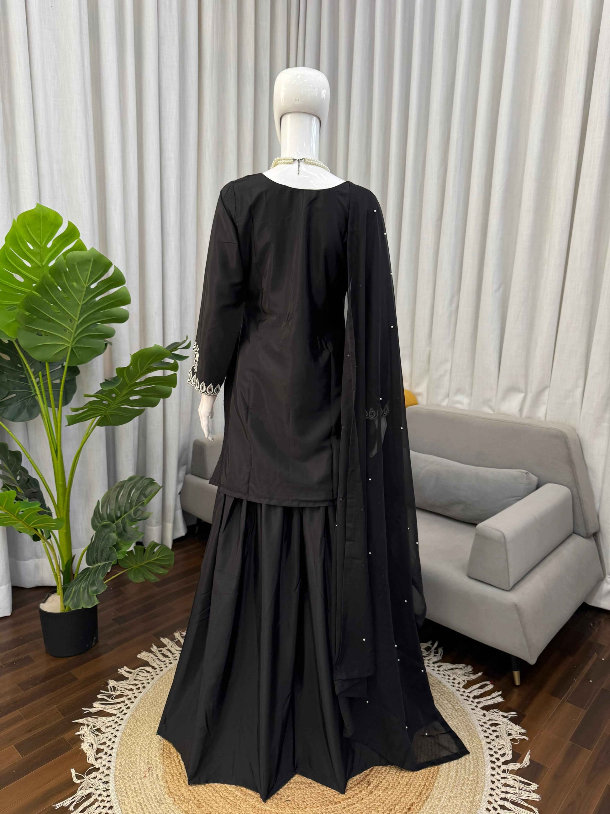 Noir Pearl Elegance Crepe Set - Yooneck