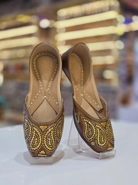 Noorjaal Hand - Embroidered Leather Jutti - Yooneck