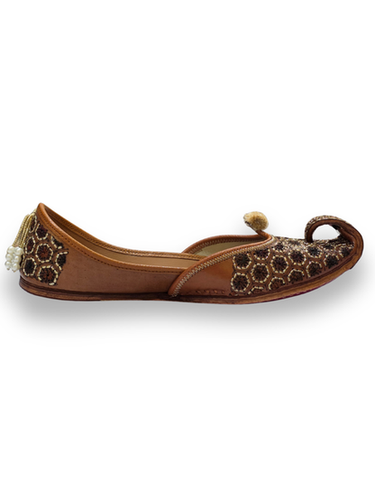 एम्बर पर्ल से सजी शाही जूती