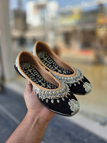 Mehrnoor Noir Embellished Jutti