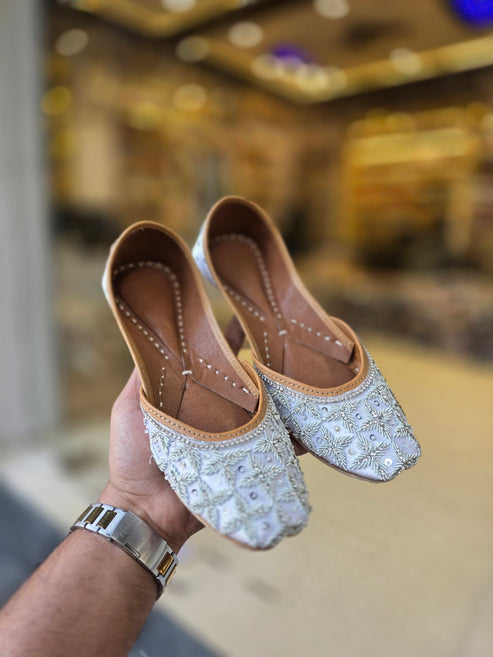 sitara ivory embroidered jutti & clutch set