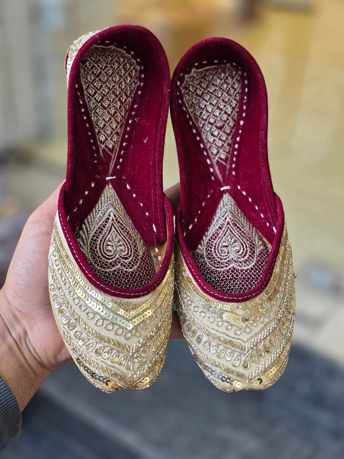 मैरून और सोने की कढ़ाई वाली पंजाबी जूती