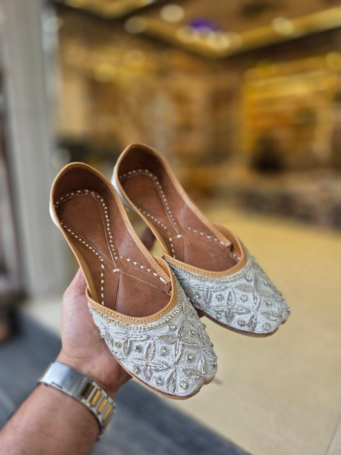 noorika ivory embroidered clutch & jutti set