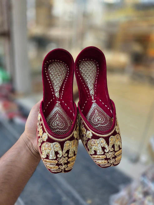 rajsi noir elephant embroidered jutti