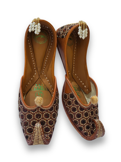 एम्बर पर्ल से सजी शाही जूती