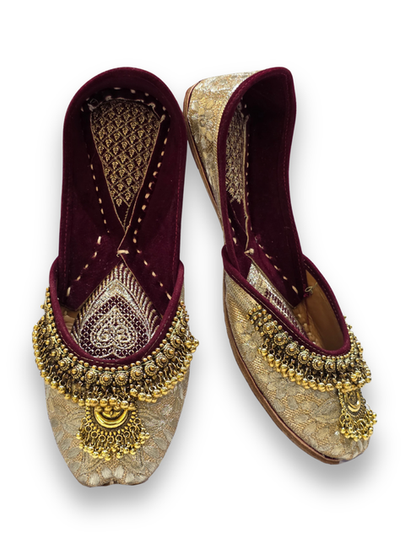 काले और सुनहरे रंग से सजी पंजाबी जूती