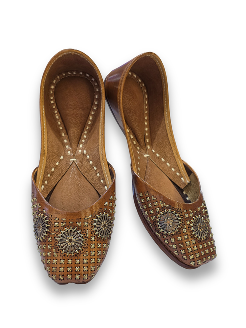 ज़री ग्रिड हस्तनिर्मित भूरे रंग की जूती