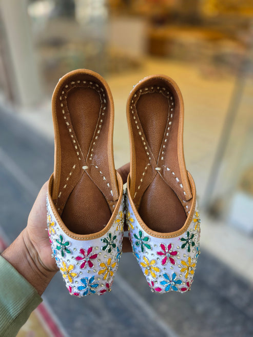 phoolvati white festive jutti