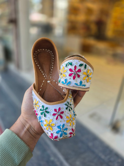 phoolvati white festive jutti