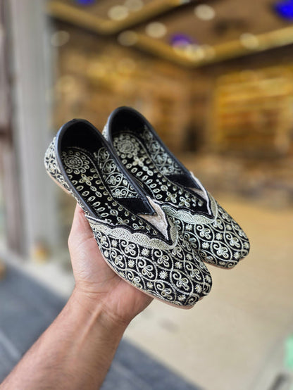 Noorika Noir Silver Embroidered Jutti