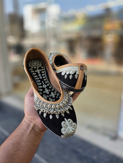 mehrnoor noir embellished jutti