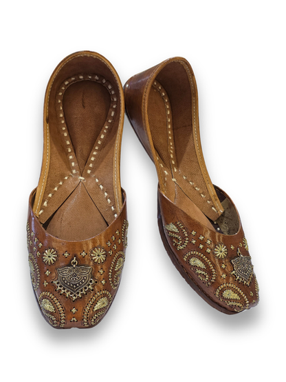 नूर-ए-ज़री हस्तनिर्मित भूरी जूती