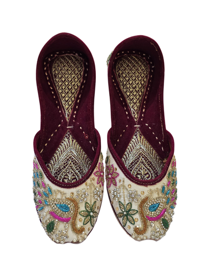 गुलनार आइवरी अलंकृत जूती